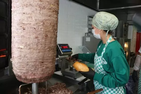 Şırnak'ın tek kadın döner ustası Şırnak'ın tek kadın döner ustası