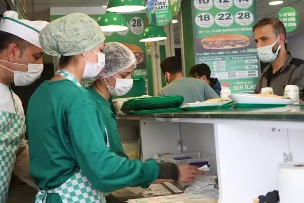Şırnak'ın tek kadın döner ustası Şırnak'ın tek kadın döner ustası