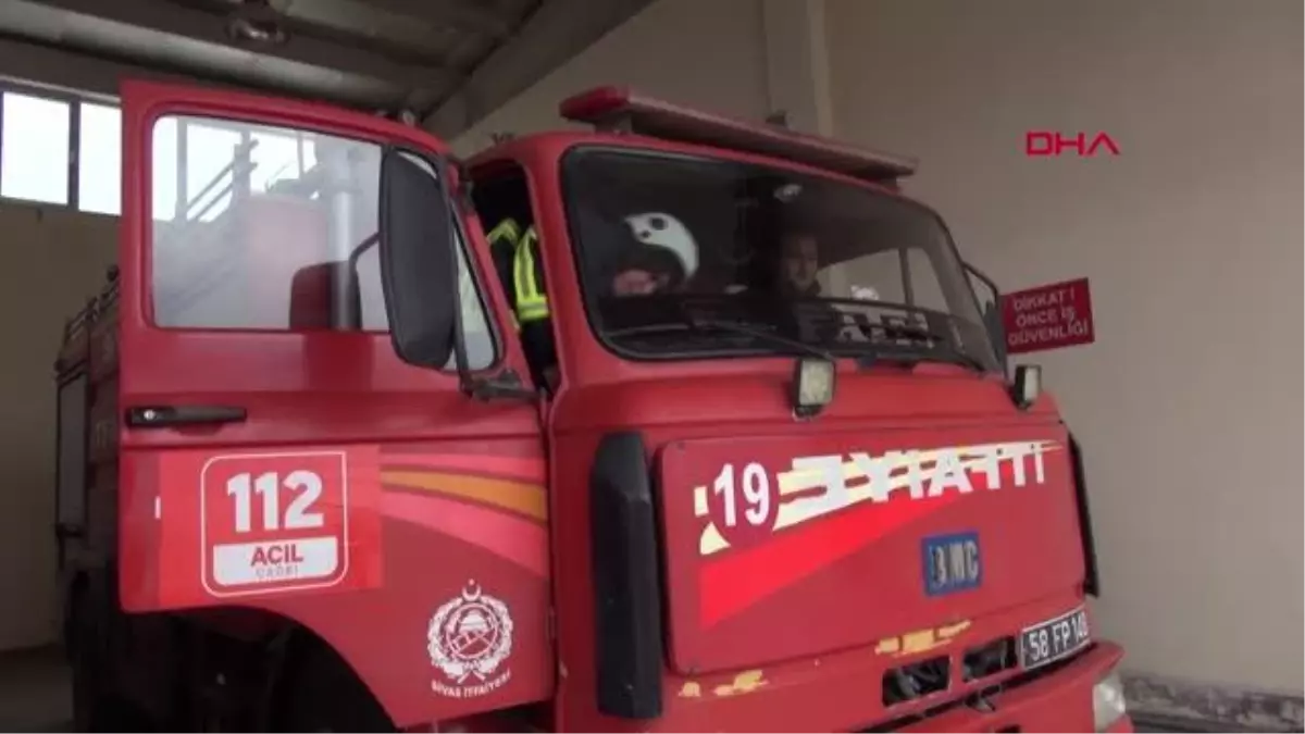 Sivas'ta, zorlu eğitimi tamamlayan kadın itfaiyeciler göreve başladı