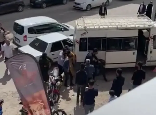 ŞANLIURFA SİVİL POLİS OLDUĞU İDDİA EDİLEN KİŞİ, 'YOL VERME' TARTIŞMASINDA 2 KİŞİYİ DARBETTİ; O ANLAR KAMERADA ŞANLIURFA SİVİL POLİS OLDUĞU İDDİA EDİLEN KİŞİ, 'YOL VERME' TARTIŞMASINDA 2 KİŞİYİ DARBETTİ; O ANLAR KAMERADA
