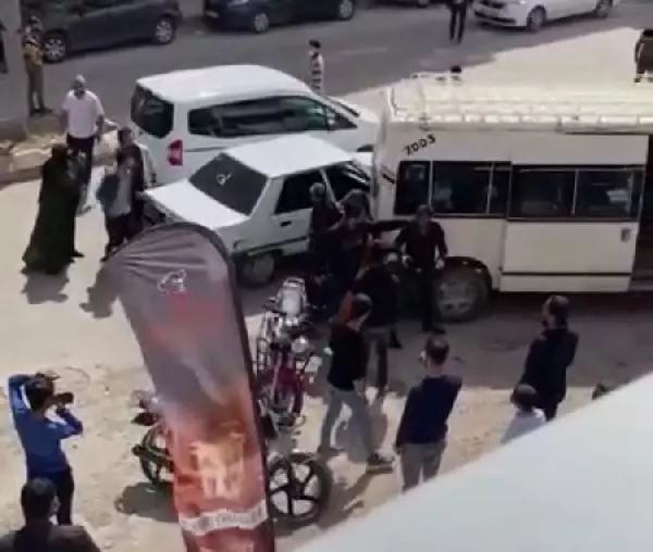 ŞANLIURFA SİVİL POLİS OLDUĞU İDDİA EDİLEN KİŞİ, 'YOL VERME' TARTIŞMASINDA 2 KİŞİYİ DARBETTİ; O ANLAR KAMERADA ŞANLIURFA SİVİL POLİS OLDUĞU İDDİA EDİLEN KİŞİ, 'YOL VERME' TARTIŞMASINDA 2 KİŞİYİ DARBETTİ; O ANLAR KAMERADA