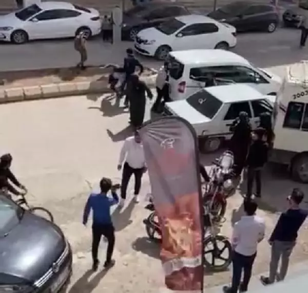 ŞANLIURFA SİVİL POLİS OLDUĞU İDDİA EDİLEN KİŞİ, 'YOL VERME' TARTIŞMASINDA 2 KİŞİYİ DARBETTİ; O ANLAR KAMERADA ŞANLIURFA SİVİL POLİS OLDUĞU İDDİA EDİLEN KİŞİ, 'YOL VERME' TARTIŞMASINDA 2 KİŞİYİ DARBETTİ; O ANLAR KAMERADA