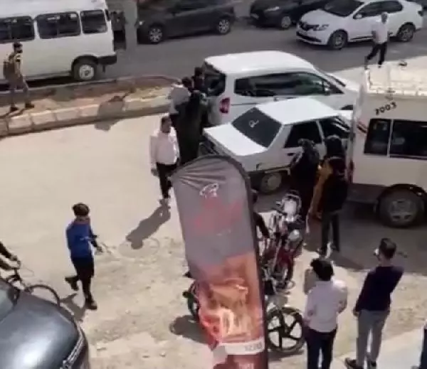 ŞANLIURFA SİVİL POLİS OLDUĞU İDDİA EDİLEN KİŞİ, 'YOL VERME' TARTIŞMASINDA 2 KİŞİYİ DARBETTİ; O ANLAR KAMERADA ŞANLIURFA SİVİL POLİS OLDUĞU İDDİA EDİLEN KİŞİ, 'YOL VERME' TARTIŞMASINDA 2 KİŞİYİ DARBETTİ; O ANLAR KAMERADA