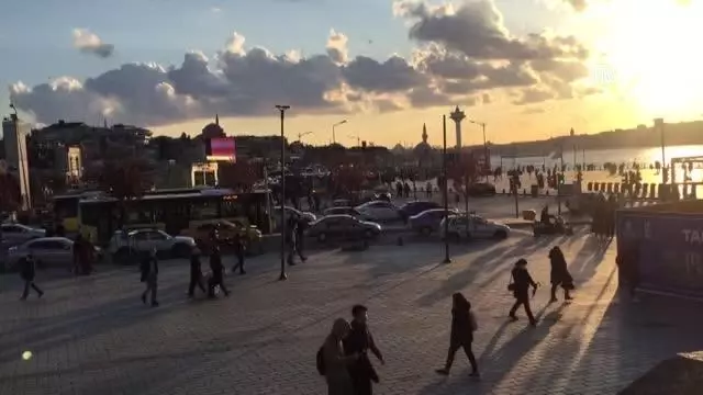 Sokağa çıkma kısıtlaması öncesi trafik yoğunluğu yaşanıyor (2) Sokağa çıkma kısıtlaması öncesi trafik yoğunluğu yaşanıyor (2)