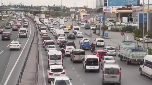 Sokağa çıkma kısıtlaması öncesi trafik yoğunluğu yaşanıyor Sokağa çıkma kısıtlaması öncesi trafik yoğunluğu yaşanıyor
