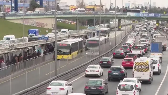 Sokağa çıkma kısıtlaması öncesi trafik yoğunluğu yaşanıyor Sokağa çıkma kısıtlaması öncesi trafik yoğunluğu yaşanıyor