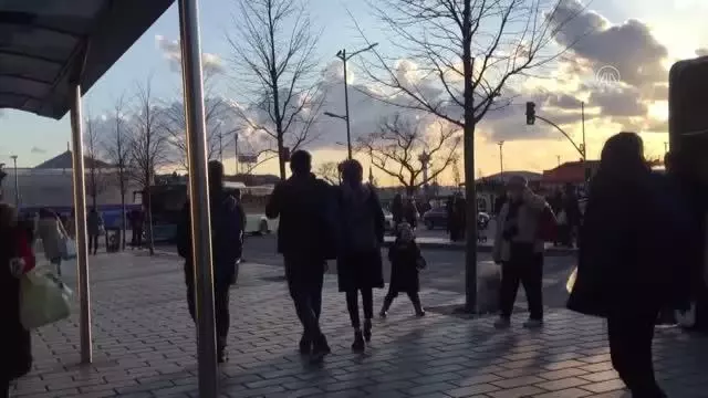 Sokağa çıkma kısıtlaması öncesi trafik yoğunluğu yaşanıyor (2) Sokağa çıkma kısıtlaması öncesi trafik yoğunluğu yaşanıyor (2)