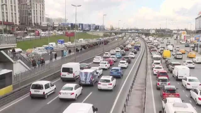 Sokağa çıkma kısıtlaması öncesi trafik yoğunluğu yaşanıyor Sokağa çıkma kısıtlaması öncesi trafik yoğunluğu yaşanıyor