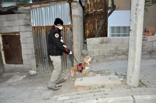 Tarım işçisi olarak gelip, uyuşturucu satan şebekeye operasyon: 24 gözaltı Tarım işçisi olarak gelip, uyuşturucu satan şebekeye operasyon: 24 gözaltı