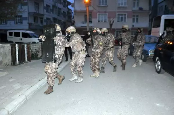 Tarım işçisi olarak gelip, uyuşturucu satan şebekeye operasyon: 24 gözaltı Tarım işçisi olarak gelip, uyuşturucu satan şebekeye operasyon: 24 gözaltı