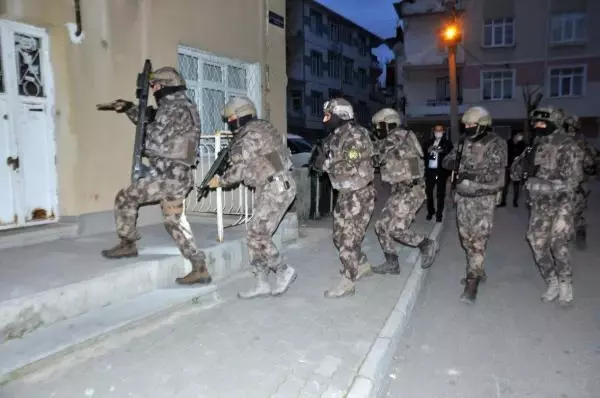 Tarım işçisi olarak gelip, uyuşturucu satan şebekeye operasyon: 24 gözaltı Tarım işçisi olarak gelip, uyuşturucu satan şebekeye operasyon: 24 gözaltı