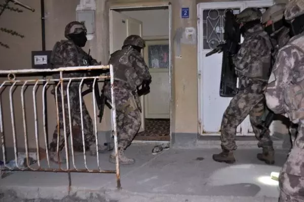 Tarım işçisi olarak gelip, uyuşturucu satan şebekeye operasyon: 24 gözaltı Tarım işçisi olarak gelip, uyuşturucu satan şebekeye operasyon: 24 gözaltı
