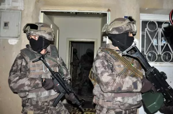 Tarım işçisi olarak gelip, uyuşturucu satan şebekeye operasyon: 24 gözaltı Tarım işçisi olarak gelip, uyuşturucu satan şebekeye operasyon: 24 gözaltı