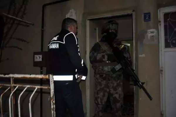 Tarım işçisi olarak gelip, uyuşturucu satan şebekeye operasyon: 24 gözaltı Tarım işçisi olarak gelip, uyuşturucu satan şebekeye operasyon: 24 gözaltı