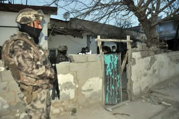 Tarım işçisi olarak gelip, uyuşturucu satan şebekeye operasyon: 24 gözaltı Tarım işçisi olarak gelip, uyuşturucu satan şebekeye operasyon: 24 gözaltı