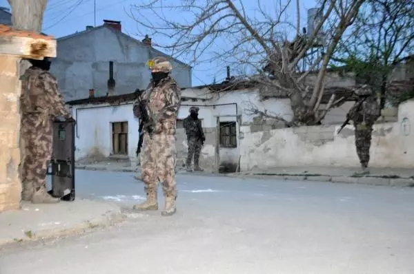 Tarım işçisi olarak gelip, uyuşturucu satan şebekeye operasyon: 24 gözaltı Tarım işçisi olarak gelip, uyuşturucu satan şebekeye operasyon: 24 gözaltı