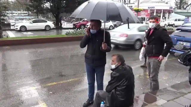 Uzun süre şemsiye ile yaralının başında bekledi Uzun süre şemsiye ile yaralının başında bekledi