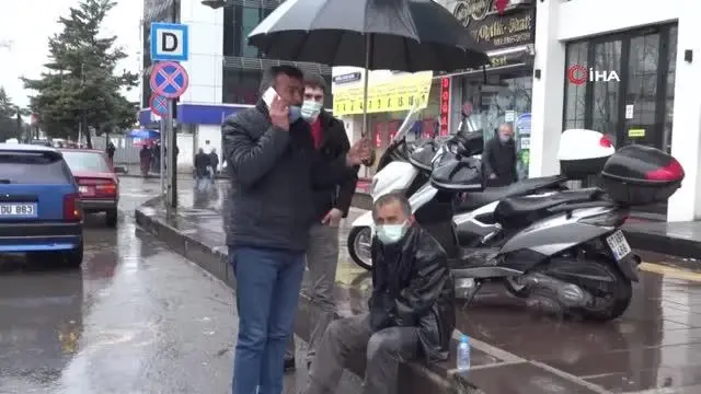 Uzun süre şemsiye ile yaralının başında bekledi Uzun süre şemsiye ile yaralının başında bekledi