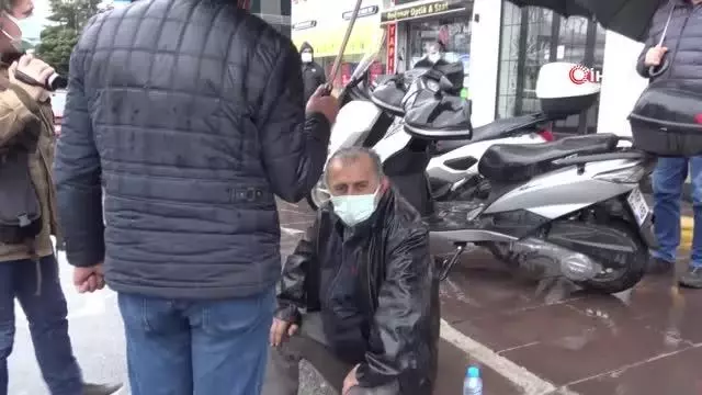 Uzun süre şemsiye ile yaralının başında bekledi Uzun süre şemsiye ile yaralının başında bekledi