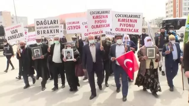 Van'daki evlat nöbetine 3 aile daha katıldı Van'daki evlat nöbetine 3 aile daha katıldı