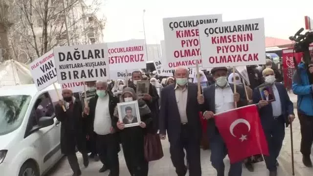 Van'daki evlat nöbetine 3 aile daha katıldı Van'daki evlat nöbetine 3 aile daha katıldı