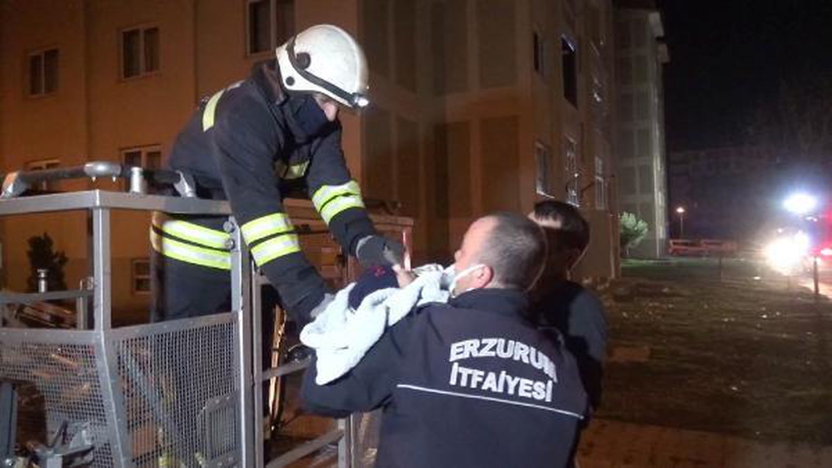 Yangında mahsur kalan kadın ve bebek itfaiye merdiveni ile kurtarıldı
