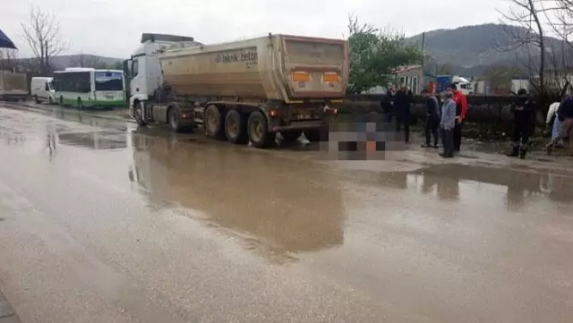 16 yaşındaki kuryenin tırın altında feci şekilde can verdiği anlar kameraya yansıdı 16 yaşındaki kuryenin tırın altında feci şekilde can verdiği anlar kameraya yansıdı