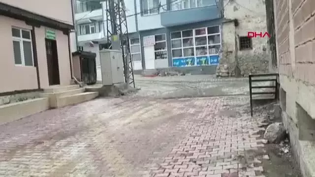 ADANA BOYNUNDAKİ İPLE KADERİNE TERK EDİLEN KÖPEK İÇİN SEFERBER OLDULAR ADANA BOYNUNDAKİ İPLE KADERİNE TERK EDİLEN KÖPEK İÇİN SEFERBER OLDULAR