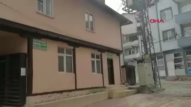 ADANA BOYNUNDAKİ İPLE KADERİNE TERK EDİLEN KÖPEK İÇİN SEFERBER OLDULAR ADANA BOYNUNDAKİ İPLE KADERİNE TERK EDİLEN KÖPEK İÇİN SEFERBER OLDULAR