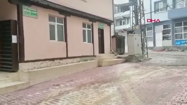 ADANA BOYNUNDAKİ İPLE KADERİNE TERK EDİLEN KÖPEK İÇİN SEFERBER OLDULAR ADANA BOYNUNDAKİ İPLE KADERİNE TERK EDİLEN KÖPEK İÇİN SEFERBER OLDULAR