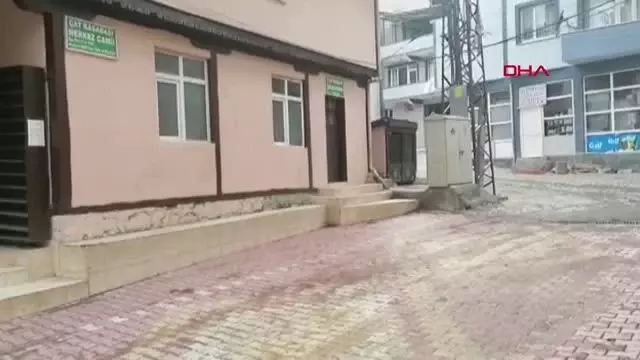 ADANA BOYNUNDAKİ İPLE KADERİNE TERK EDİLEN KÖPEK İÇİN SEFERBER OLDULAR ADANA BOYNUNDAKİ İPLE KADERİNE TERK EDİLEN KÖPEK İÇİN SEFERBER OLDULAR