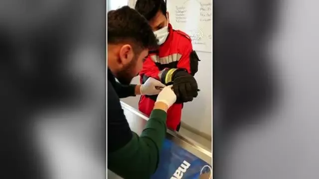 Son dakika haberi | Ağaçtaki yaralı kuş kurtarılıp tedavi altına alındı Son dakika haberi | Ağaçtaki yaralı kuş kurtarılıp tedavi altına alındı