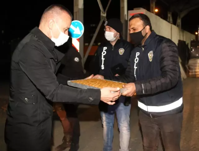 Ağrı Milli Eğitim Müdürü Tekin, şehrin giriş noktalarında nöbet tutan polislere tatlı ikram etti Ağrı Milli Eğitim Müdürü Tekin, şehrin giriş noktalarında nöbet tutan polislere tatlı ikram etti