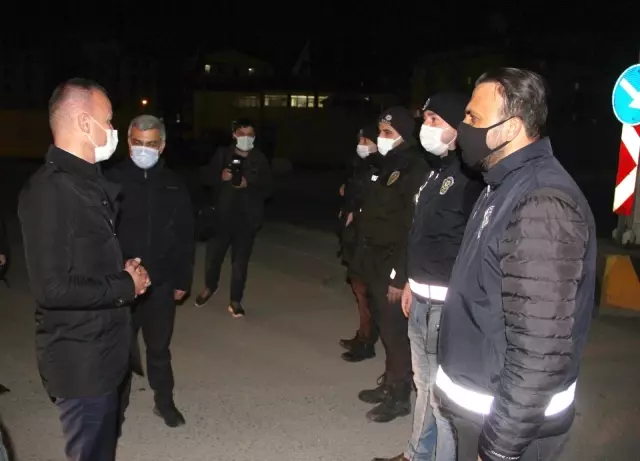 Ağrı Milli Eğitim Müdürü Tekin, şehrin giriş noktalarında nöbet tutan polislere tatlı ikram etti Ağrı Milli Eğitim Müdürü Tekin, şehrin giriş noktalarında nöbet tutan polislere tatlı ikram etti