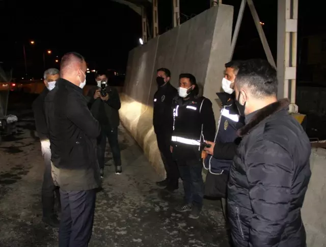 Ağrı Milli Eğitim Müdürü Tekin, şehrin giriş noktalarında nöbet tutan polislere tatlı ikram etti Ağrı Milli Eğitim Müdürü Tekin, şehrin giriş noktalarında nöbet tutan polislere tatlı ikram etti