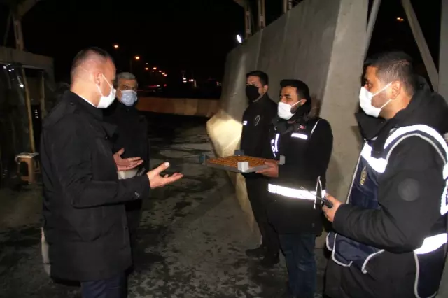 Ağrı Milli Eğitim Müdürü Tekin, şehrin giriş noktalarında nöbet tutan polislere tatlı ikram etti Ağrı Milli Eğitim Müdürü Tekin, şehrin giriş noktalarında nöbet tutan polislere tatlı ikram etti