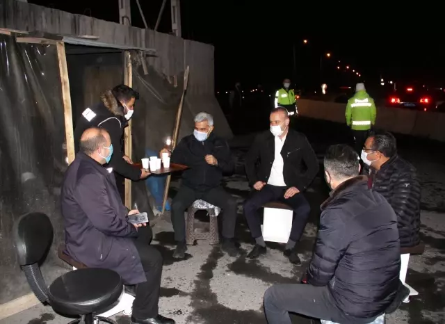 Ağrı Milli Eğitim Müdürü Tekin, şehrin giriş noktalarında nöbet tutan polislere tatlı ikram etti Ağrı Milli Eğitim Müdürü Tekin, şehrin giriş noktalarında nöbet tutan polislere tatlı ikram etti