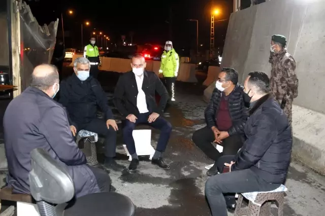 Ağrı Milli Eğitim Müdürü Tekin, şehrin giriş noktalarında nöbet tutan polislere tatlı ikram etti Ağrı Milli Eğitim Müdürü Tekin, şehrin giriş noktalarında nöbet tutan polislere tatlı ikram etti