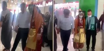 Gaziantep: Partisinin il başkanlığının açılışında halay çeken Ahmet Davutoğlu, ritmi tutturamadı Gaziantep: Partisinin il başkanlığının açılışında halay çeken Ahmet Davutoğlu, ritmi tutturamadı