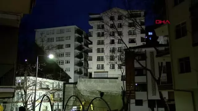Ankara'da temeli kayan bina nedeniyle 21 bina boşaltıldı (4) - BİNANIN İSTİNAT DUVARI DHA'NIN CANLI YAYINI SIRASINDA ÇÖKTÜ Ankara'da temeli kayan bina nedeniyle 21 bina boşaltıldı (4) - BİNANIN İSTİNAT DUVARI DHA'NIN CANLI YAYINI SIRASINDA ÇÖKTÜ