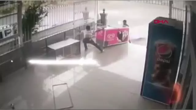 ANTALYA ANTALYA'DA RÜZGAR DONDURMA DOLABINI SÜRÜKLEYİP EKMEK DOLABINI DEVİRDİ, FLAMALARI UÇURDU ANTALYA ANTALYA'DA RÜZGAR DONDURMA DOLABINI SÜRÜKLEYİP EKMEK DOLABINI DEVİRDİ, FLAMALARI UÇURDU