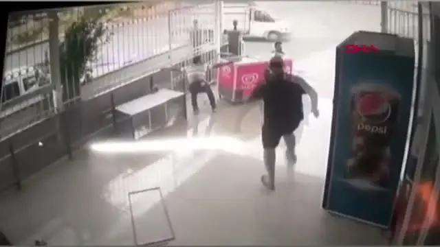 ANTALYA ANTALYA'DA RÜZGAR DONDURMA DOLABINI SÜRÜKLEYİP EKMEK DOLABINI DEVİRDİ, FLAMALARI UÇURDU ANTALYA ANTALYA'DA RÜZGAR DONDURMA DOLABINI SÜRÜKLEYİP EKMEK DOLABINI DEVİRDİ, FLAMALARI UÇURDU
