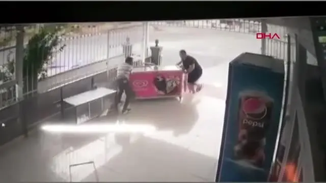 ANTALYA ANTALYA'DA RÜZGAR DONDURMA DOLABINI SÜRÜKLEYİP EKMEK DOLABINI DEVİRDİ, FLAMALARI UÇURDU ANTALYA ANTALYA'DA RÜZGAR DONDURMA DOLABINI SÜRÜKLEYİP EKMEK DOLABINI DEVİRDİ, FLAMALARI UÇURDU