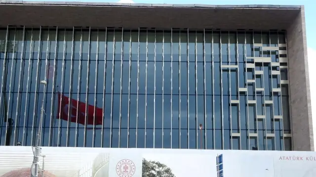 Atatürk Kültür Merkezi'ndeki dış cephesi son halini alıyor Atatürk Kültür Merkezi'ndeki dış cephesi son halini alıyor