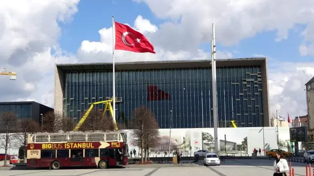 Atatürk Kültür Merkezi'ndeki dış cephesi son halini alıyor Atatürk Kültür Merkezi'ndeki dış cephesi son halini alıyor