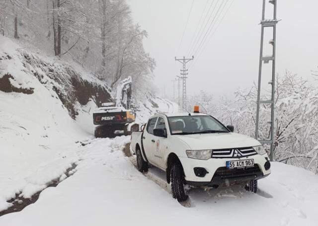 Baharın ortasında 40 santim kar yağdı, 61 mahalle yolu ulaşıma kapandı Baharın ortasında 40 santim kar yağdı, 61 mahalle yolu ulaşıma kapandı