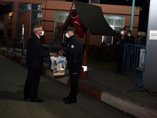 Son dakika haber... Başkan Bozdağan'dan polislere sürpriz ziyaret Son dakika haber... Başkan Bozdağan'dan polislere sürpriz ziyaret