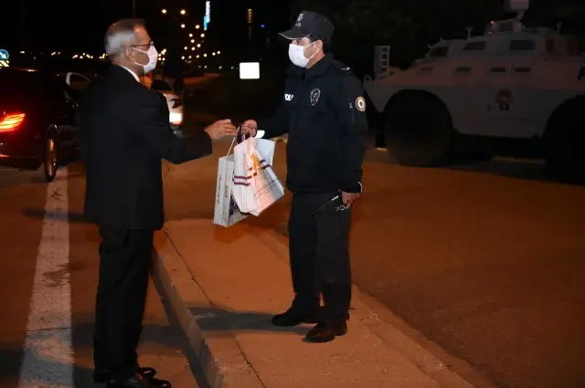 Son dakika haber... Başkan Bozdağan'dan polislere sürpriz ziyaret Son dakika haber... Başkan Bozdağan'dan polislere sürpriz ziyaret