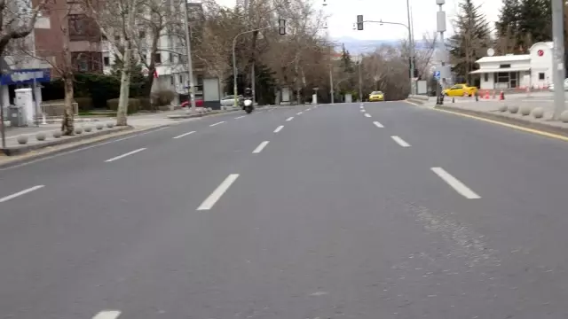 Başkentte pandemi kısıtlamalarıyla beraber sokaklar yine boş kaldı Başkentte pandemi kısıtlamalarıyla beraber sokaklar yine boş kaldı