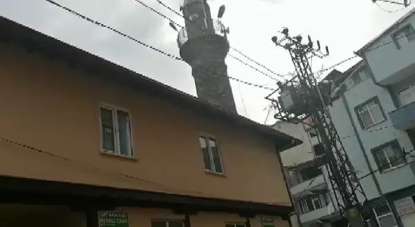 ADANA BOYNUNDAKİ İPLE KADERİNE TERK EDİLEN KÖPEK İÇİN SEFERBER OLDULAR ADANA BOYNUNDAKİ İPLE KADERİNE TERK EDİLEN KÖPEK İÇİN SEFERBER OLDULAR